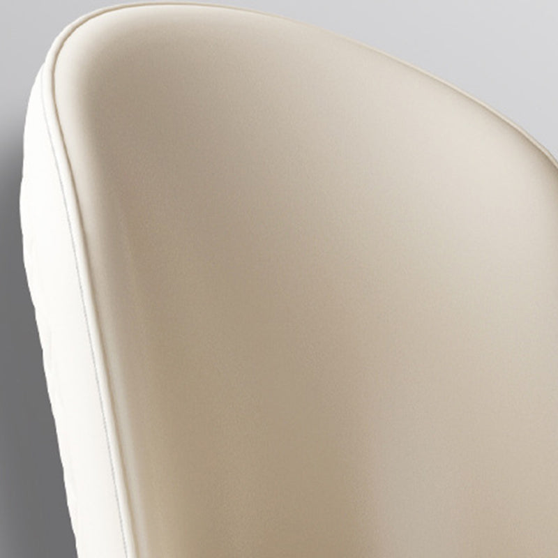 Chaise de salle à manger contemporaine nordique en cuir incurvé avec dossier rembourré et pieds effilés en métal 