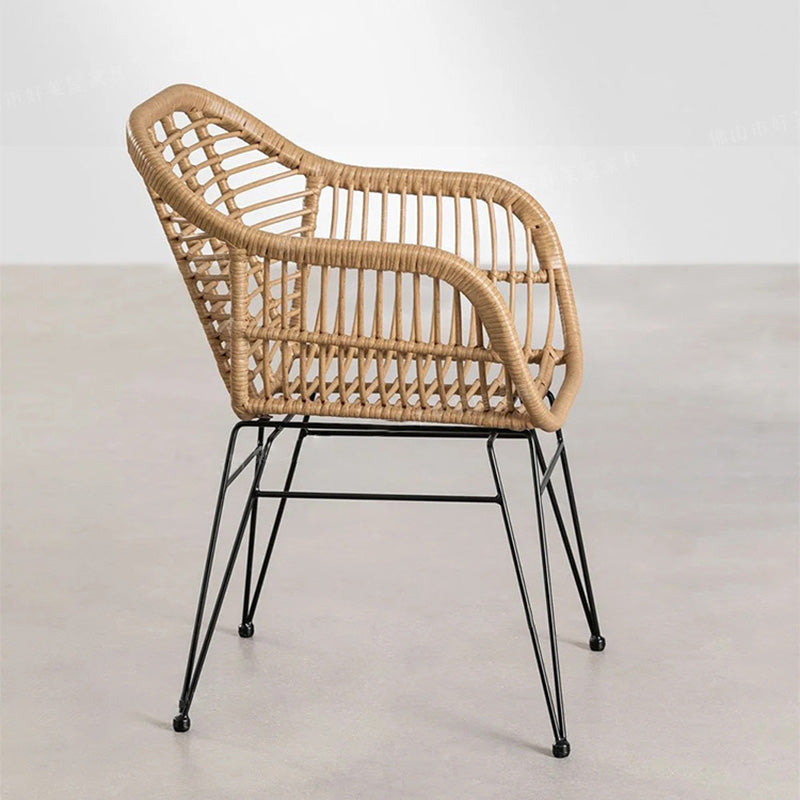 Chaise à dossier et accoudoirs en rotin tissé traditionnel avec base en fer pour terrasse extérieure 