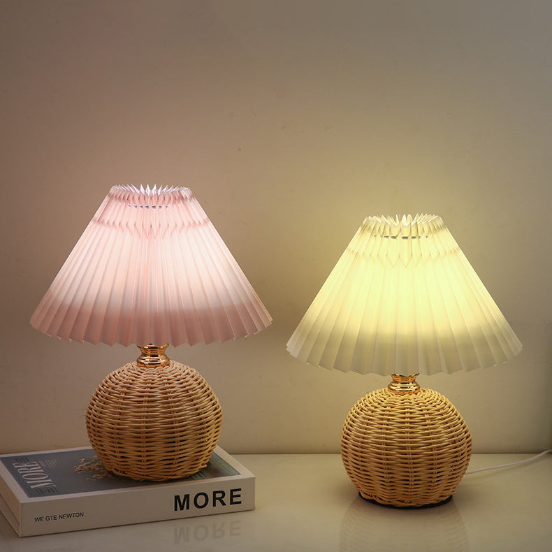 Zeitgenössische nordische Tischlampe aus Rattangewebe mit plissierter konischer Kugel, LED, für Schlafzimmer 