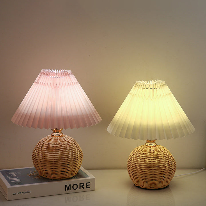 Zeitgenössische nordische Tischlampe aus Rattangewebe mit plissierter konischer Kugel, LED, für Schlafzimmer 