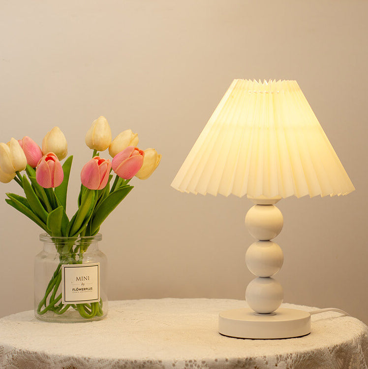 Zeitgenössische skandinavische Kegelrunde Hardware Stoff 1-Licht Tischlampe für das Schlafzimmer 