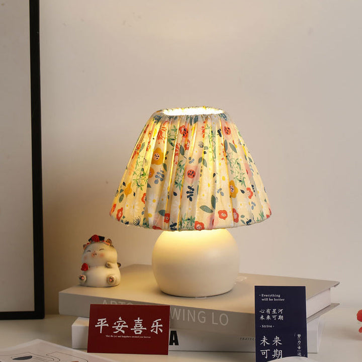 Lampe de table 1 lumière avec abat-jour en tissu à motif floral pastoral européen traditionnel et base ronde en céramique pour chambre 