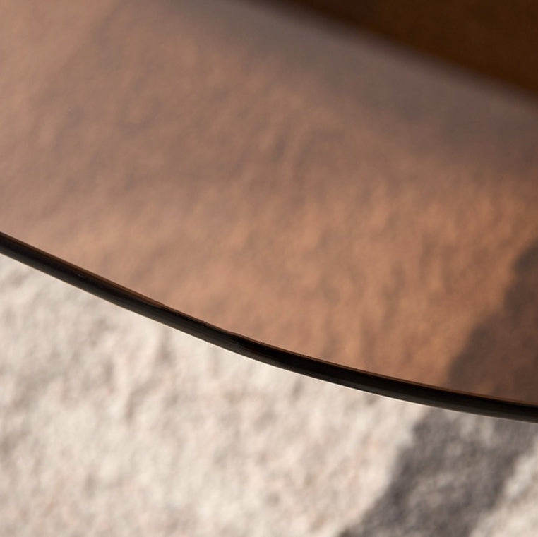 Zeitgenössischer skandinavischer atypischer Bogen-Teardrop-Kaffeetisch aus Fiberglas mit gehärtetem Glas für das Wohnzimmer 