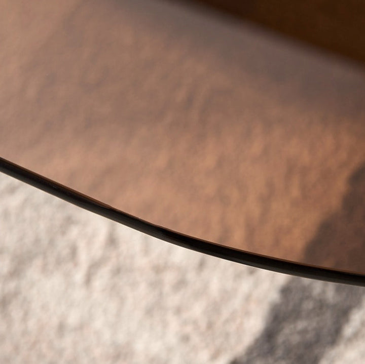 Zeitgenössischer skandinavischer atypischer Bogen-Teardrop-Kaffeetisch aus Fiberglas mit gehärtetem Glas für das Wohnzimmer 