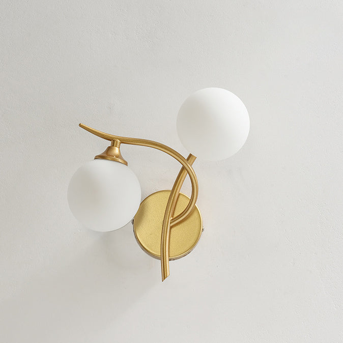 Applique murale à 2 lumières avec abat-jour en verre sphérique et ligne courbe en fer de simplicité contemporaine pour chambre 