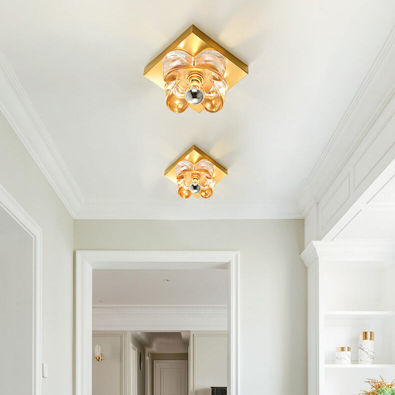 Moderne minimalistische runde quadratische Kleeblatt-Kupferglas-1-Licht-Wandleuchte für Schlafzimmer 
