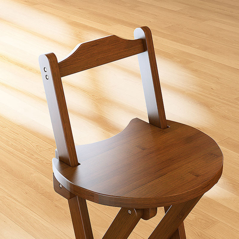 Simplicidad contemporánea Taburete de bar plegable con patas en forma de X de bambú Respaldo bajo Reposapiés para comedor 
