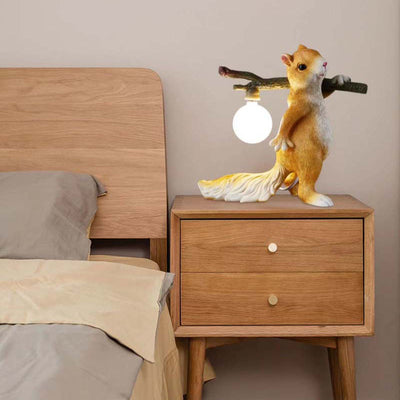 Zeitgenössische kreative Eichhörnchen Harz Glas 1-Licht Tischlampe für Schlafzimmer 