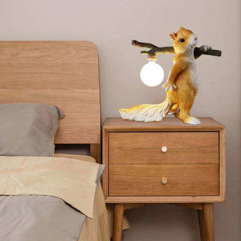 Zeitgenössische kreative Eichhörnchen Harz Glas 1-Licht Tischlampe für Schlafzimmer 