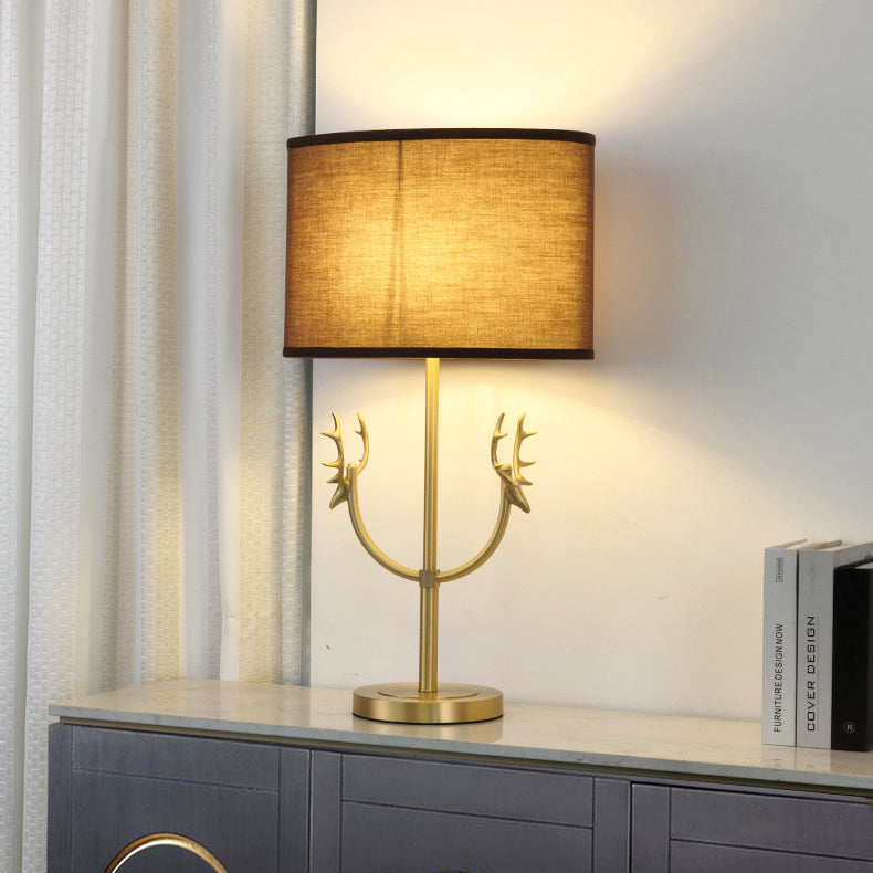 Lámpara de Mesa de 1 Luz con Pantalla de Tela Retro Contemporánea y Cilindro de Latón con Ciervo para Mesita de Noche 