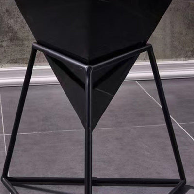 Zeitgenössischer nordischer Dreieck-Pyramiden-Glas-Schiefer-Metall-Beistelltisch für das Bett 