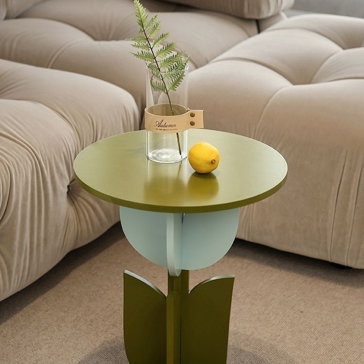 Table basse de salon contemporaine avec plateau en verre ondulé et design tulipe 