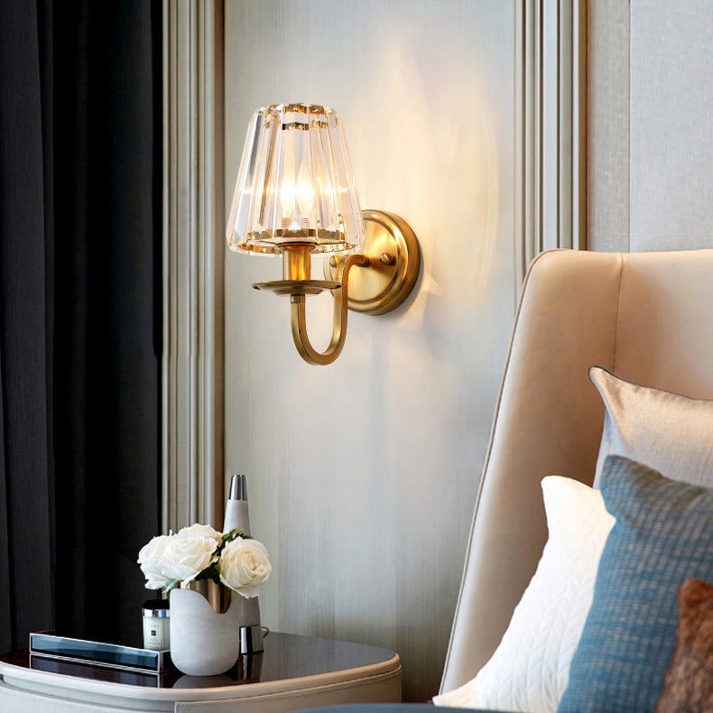 Applique murale contemporaine de luxe avec cadre finition dorée et abat-jour en cristal à 1 lumière pour salon 