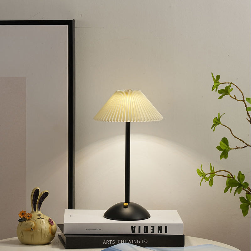 Lámpara de mesa contemporánea escandinava recargable de tela cónica plisada de 1 luz para mesita de noche 