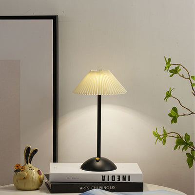 Lampe de table LED plissée conique en tissu avec fer rechargeable scandinave contemporain pour chevet 