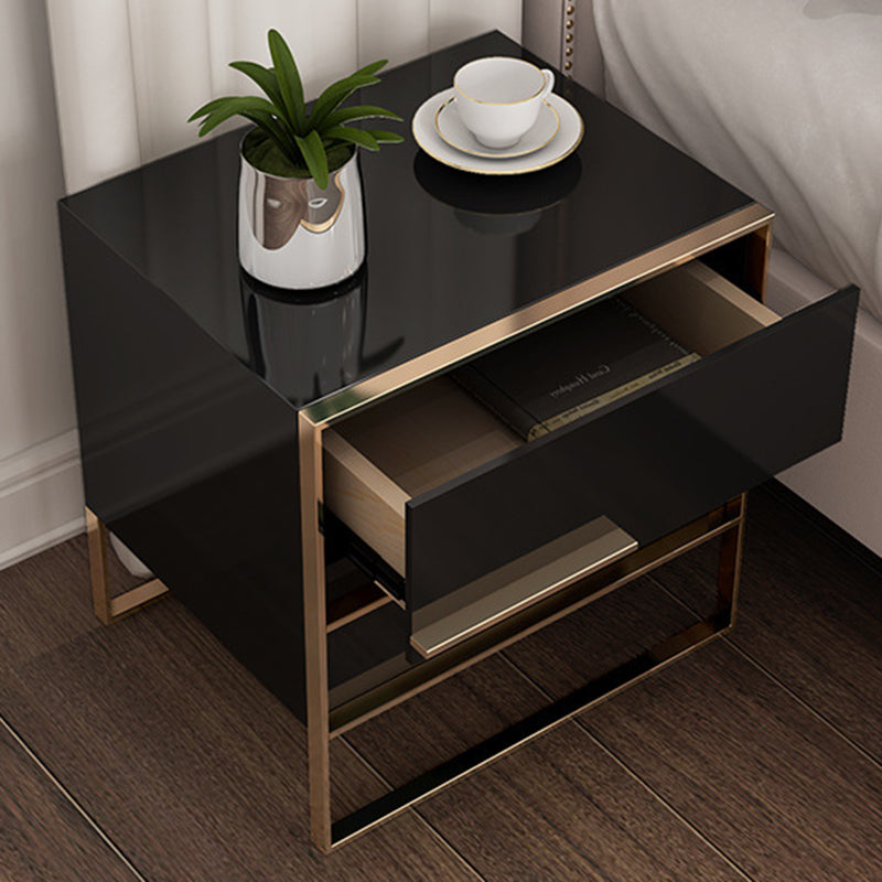Table de nuit moderne en bois massif cubique avec cadre en acier inoxydable à 2 tiroirs pour chambre 
