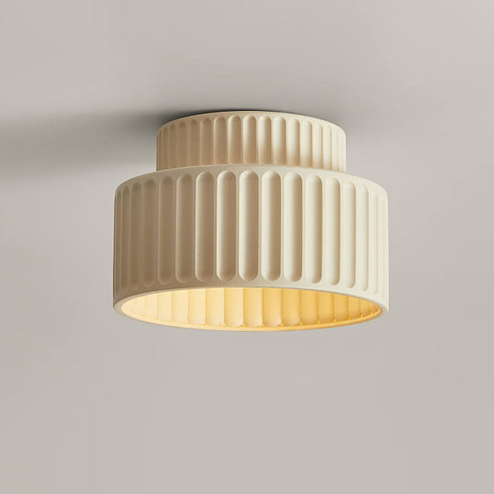 Moderne runde 1-flammige Deckenleuchte im Flush-Mount-Stil aus Kunstharz mit handgeformten Streifen im nordischen Creme-Stil für den Eingangsbereich 