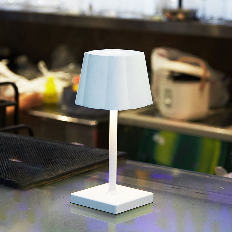 مصباح طاولة LED على شكل فطر معدني بسيط بأسلوب الشمال المعاصر لغرفة النوم 