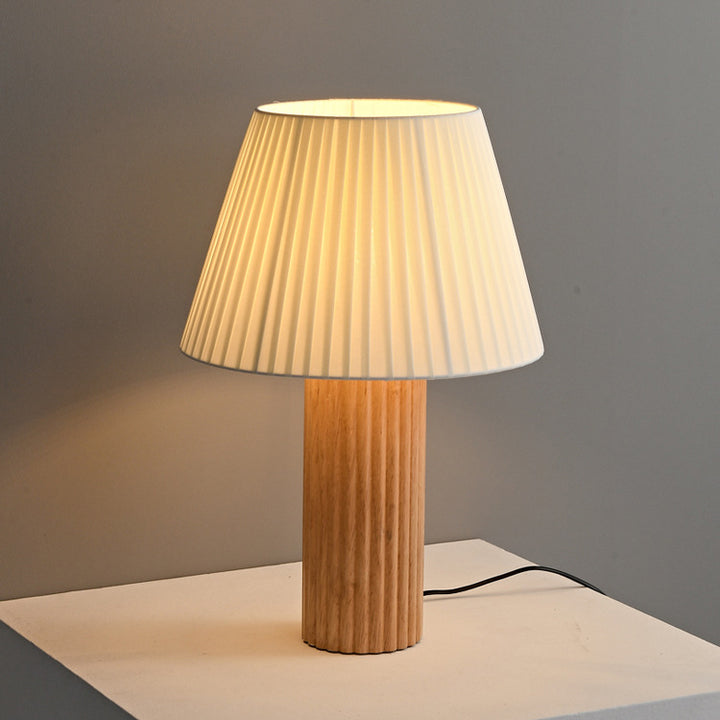 Lámpara de mesa de 1 luz de cilindro retro contemporáneo de madera plisada y tela con latón para mesita de noche 