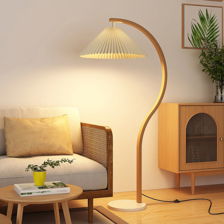 Moderner minimalistischer, plissierter, gebogener Stoff-, Eisen- und Marmor-1-Licht-Stehlampe für das Wohnzimmer 