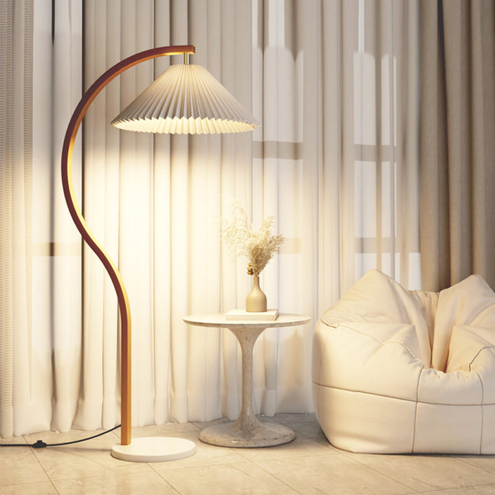 Moderner minimalistischer, plissierter, gebogener Stoff-, Eisen- und Marmor-1-Licht-Stehlampe für das Wohnzimmer 
