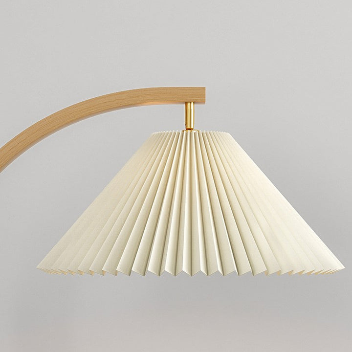 Moderner minimalistischer, plissierter, gebogener Stoff-, Eisen- und Marmor-1-Licht-Stehlampe für das Wohnzimmer 