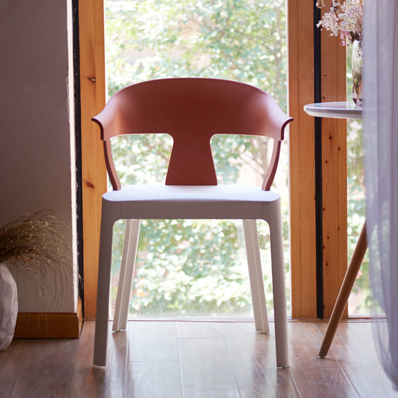 Chaise de salle à manger en plastique trapézoïdale minimaliste moderne avec dossier et accoudoirs pour salle à manger 