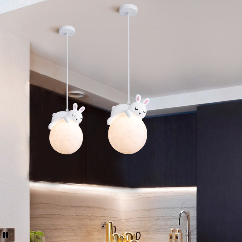 Zeitgenössische kreative PE Kugelschirm Harz Tier Kaninchen Bär Design 1-Licht Pendelleuchte für Wohnzimmer 