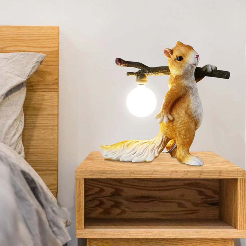 Zeitgenössische kreative Eichhörnchen Harz Glas 1-Licht Tischlampe für Schlafzimmer 