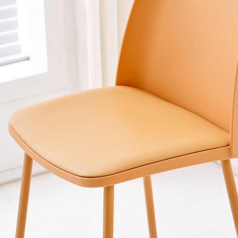 Taburete cuadrado minimalista moderno de cuero PU con respaldo y reposapiés de barra de hierro para comedor 