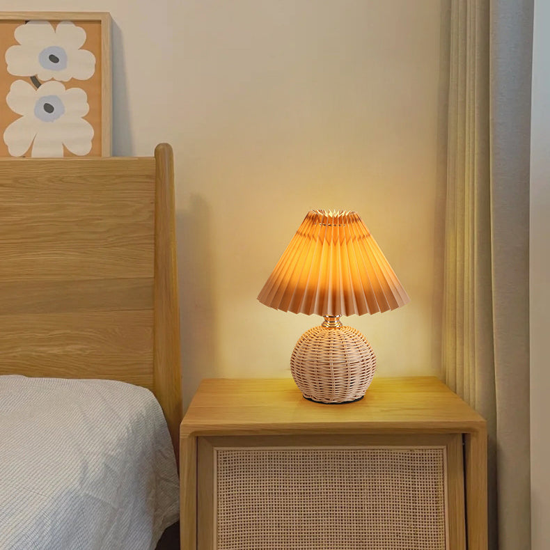 Zeitgenössische nordische Tischlampe aus Rattangewebe mit plissierter konischer Kugel, LED, für Schlafzimmer 