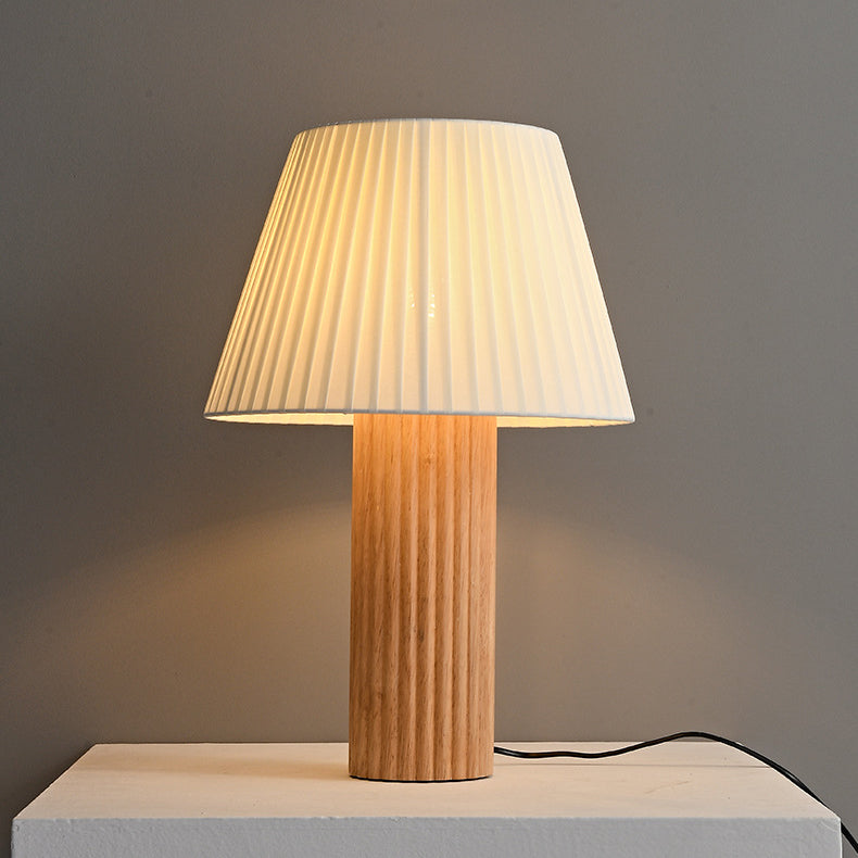 Lámpara de mesa de 1 luz de cilindro retro contemporáneo de madera plisada y tela con latón para mesita de noche 