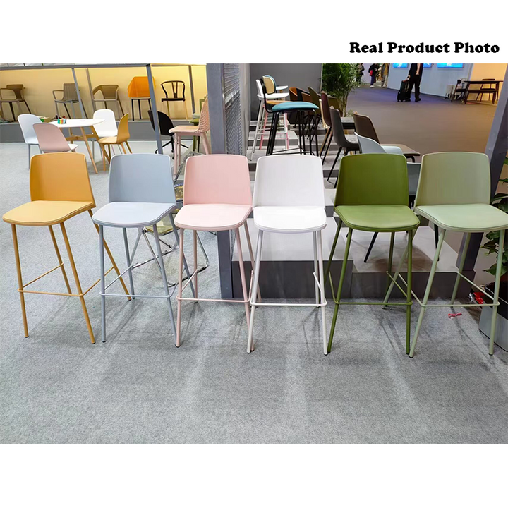 Taburete cuadrado minimalista moderno de cuero PU con respaldo y reposapiés de barra de hierro para comedor 