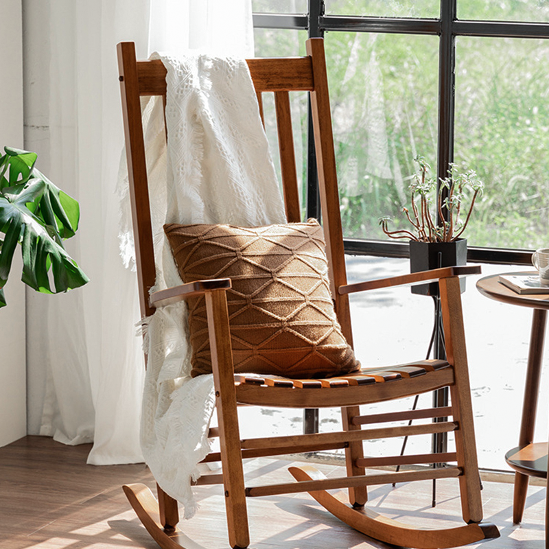Moderner minimalistischer Schaukelstuhl aus gebogenem Pappelholz mit Rückenlehne und Armlehne für das Wohnzimmer 