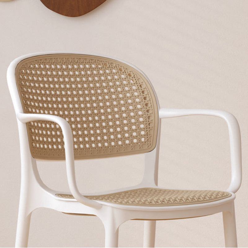 Chaise de salle à manger contemporaine nordique carrée en plastique imitation rotin avec dossier et accoudoirs pour salle à manger 