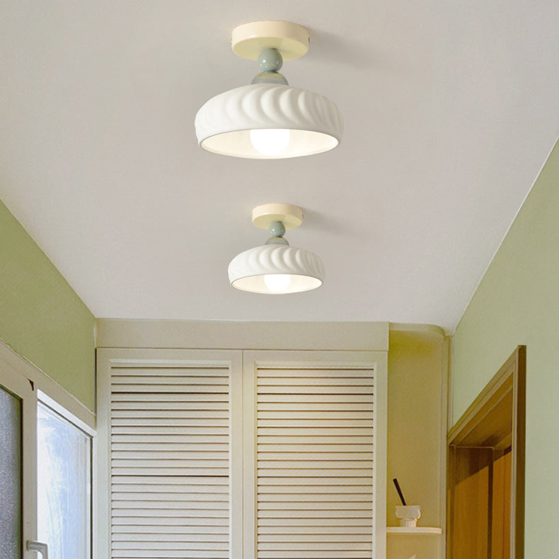Zeitgenössische skandinavische cremefarbene Keramik-Deckenleuchte mit geometrischem rundem Schirm und 1 Licht, halbbündige Montage für Wohnzimmer 