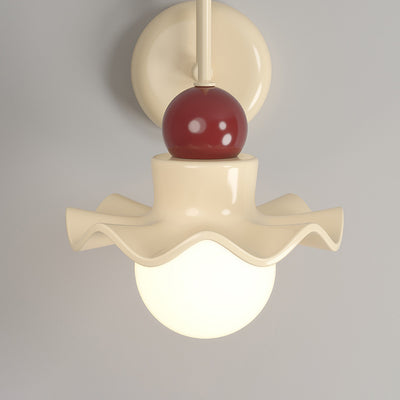 Aplique de pared de 1 luz con base de disco en forma de hoja de loto de bola redonda minimalista moderna de resina PE y hierro para dormitorio 