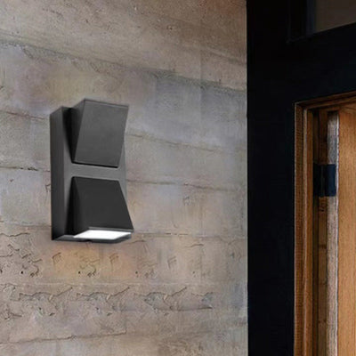 Lampe murale LED extérieure en aluminium rectangulaire triangulaire imperméable à la simplicité moderne pour le jardin 