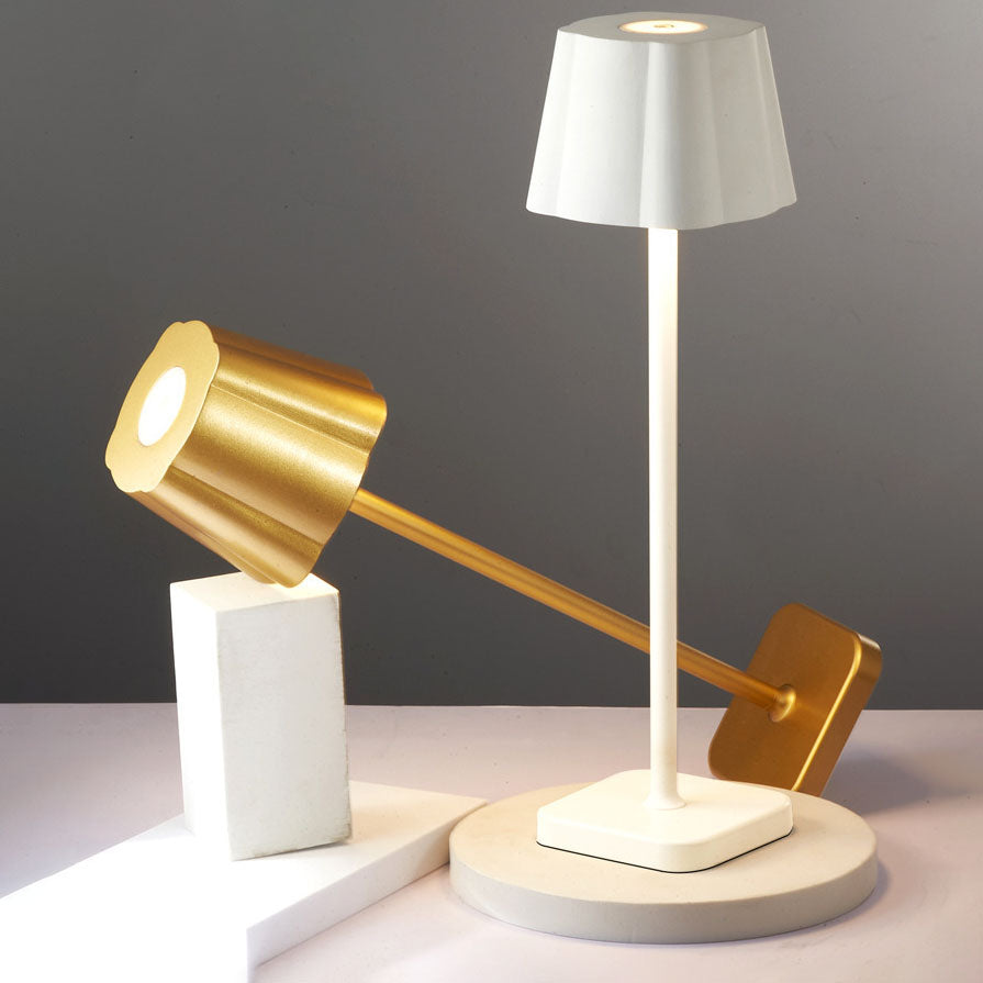 Zeitgenössische nordische Einfachheit Metall Pilz LED Tischlampe für das Schlafzimmer 