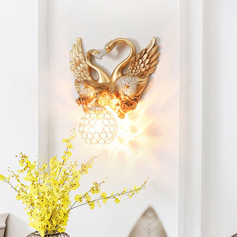 Traditionelle europäische Schwanenkugel-Harz-Eisen-1-Licht-Wandleuchterlampe für Wohnzimmer 