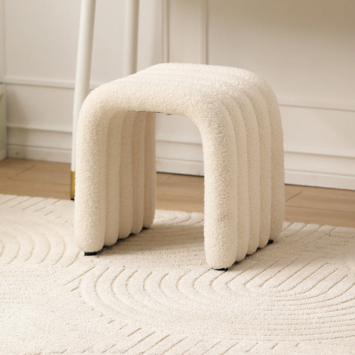 Taburete tocador contemporáneo nórdico con arco, estructura de acero al carbono y tapizado de tela sherpa, sin respaldo, para dormitorio 