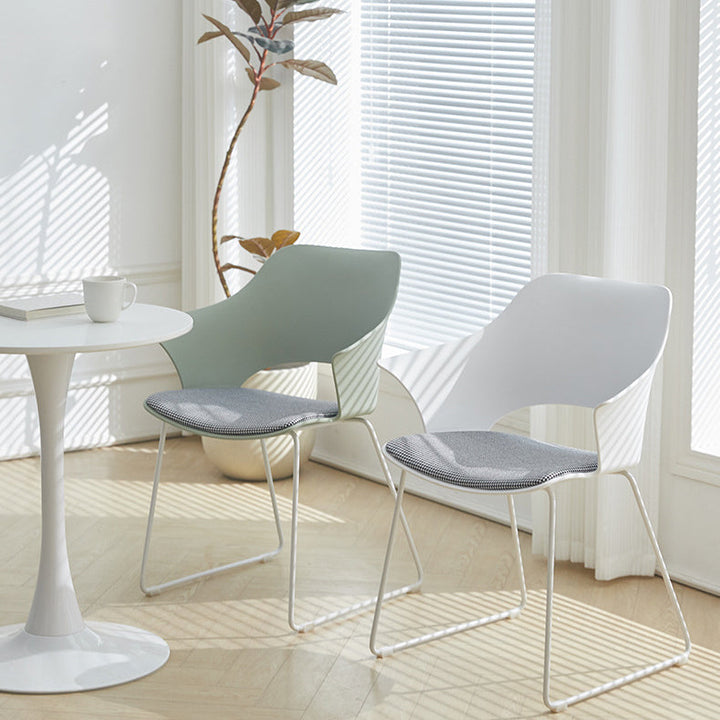 Zeitgenössischer nordischer quadratisch-trapezförmiger Stuhl aus PP-Kunststoff, Edelstahl und Lindenholz mit Rückenlehne für das Wohnzimmer 