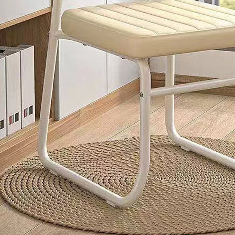 Chaise de bureau empilable en cuir PU carrée minimaliste moderne avec dossier pour la maison et le bureau 