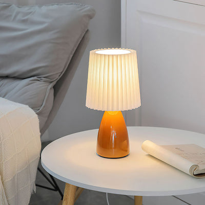 Zeitgenössische skandinavische Tischlampe mit plissiertem Stoffschirm und Glasfuß, 1-Licht, für das Schlafzimmer 