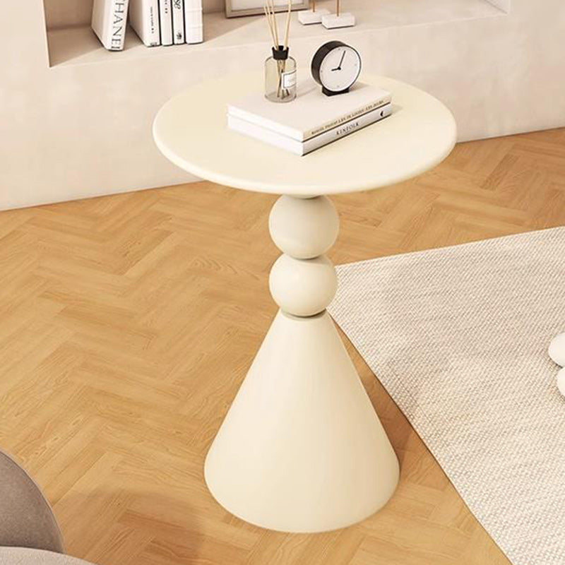 Table basse contemporaine nordique ronde avec base en cône en fer et plateau en pierre pour salon 