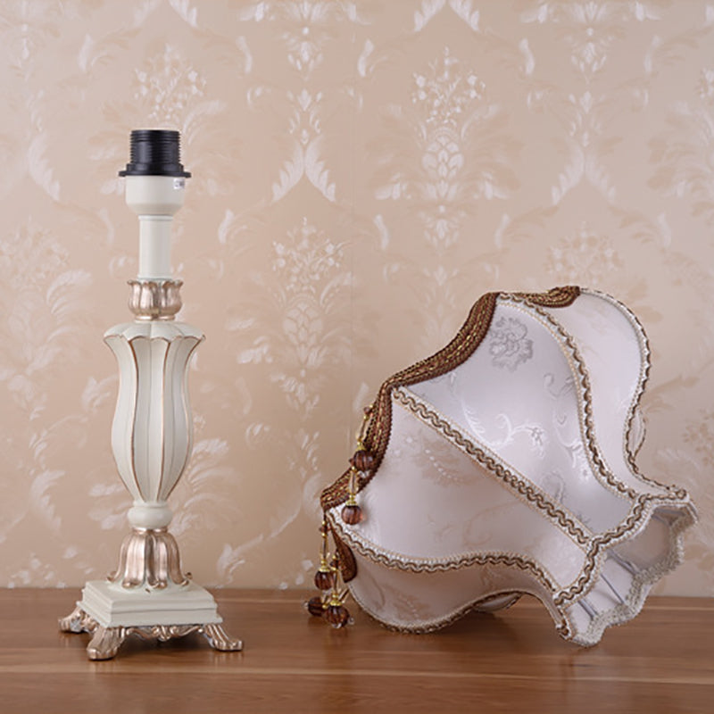 Traditionelle europäische Court Top Harz Stoff 1-Licht Tischlampe für Schlafzimmer 