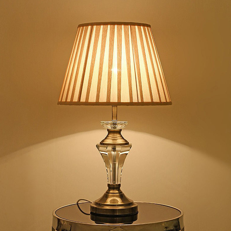 Traditionelle europäische Zylinder-Hardware-Kristallgewebe-1-Licht-Tischlampe für Schlafzimmer 