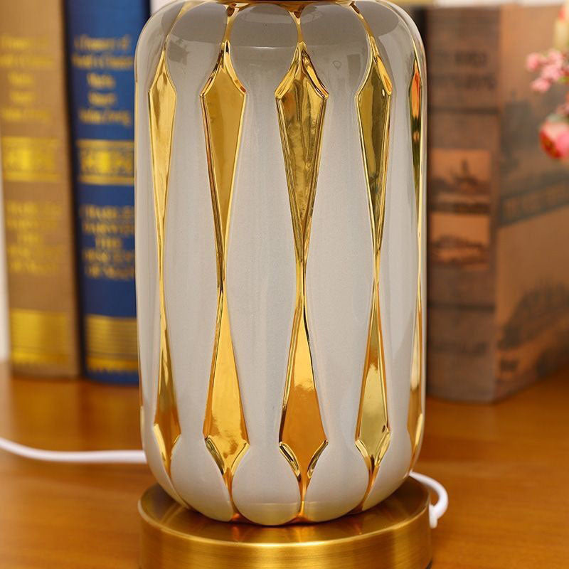 Moderne Luxus-Trapezvase Basis Keramik Stoff 1-Licht Tischlampe für Schlafzimmer 