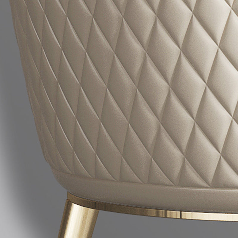 Chaise de salle à manger contemporaine nordique en cuir incurvé avec dossier rembourré et pieds effilés en métal 