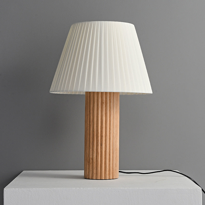 Lámpara de mesa de 1 luz de cilindro retro contemporáneo de madera plisada y tela con latón para mesita de noche 